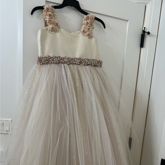 Will fit like size 6-10 it was a corset back - Picture 8 of 8